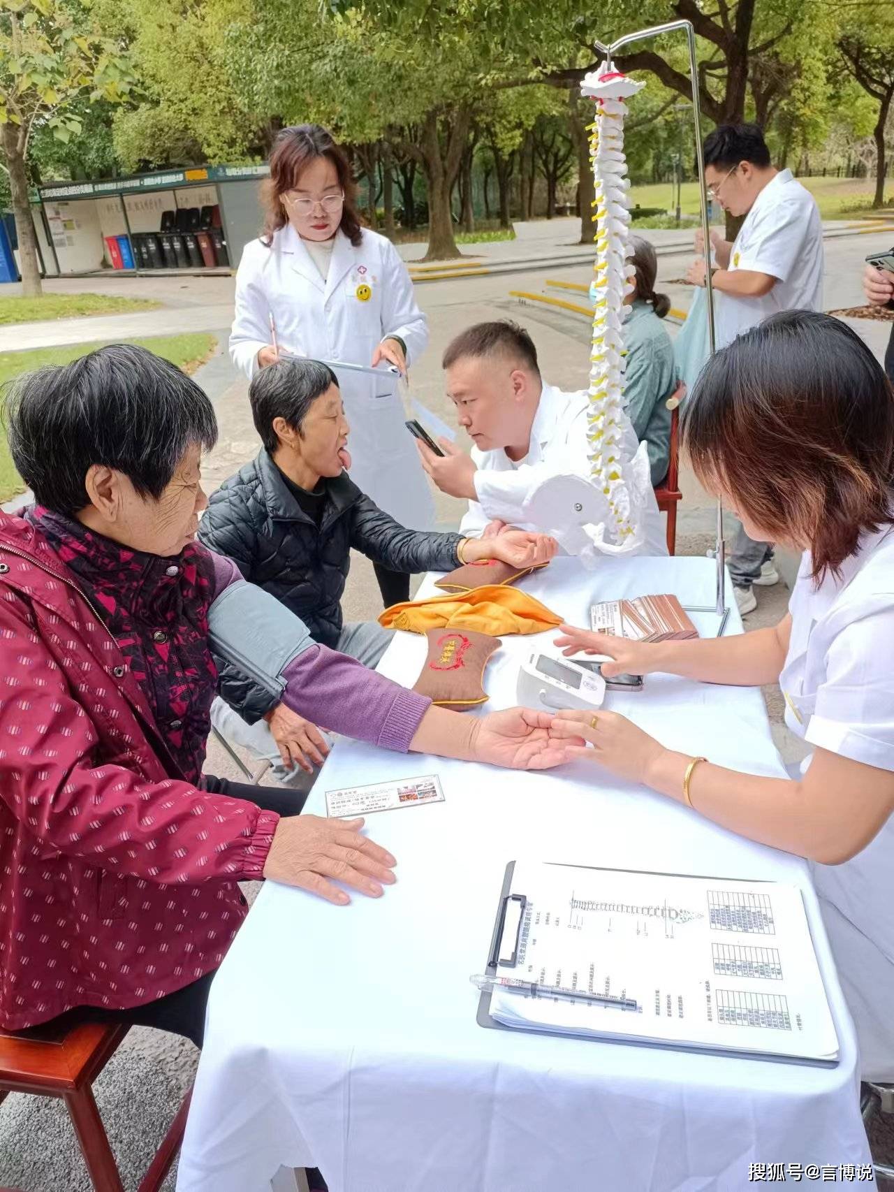 传承中医文化，服务百姓健康，名医堂老中医“组团”进社区，义诊暖人心-第4张图片-天天中医网